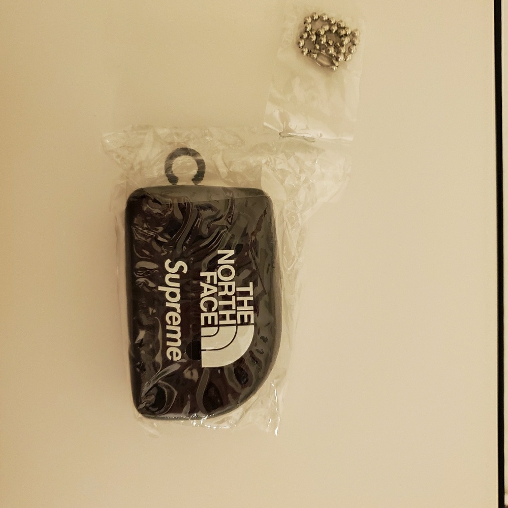 The North face x Supreme floating key chain